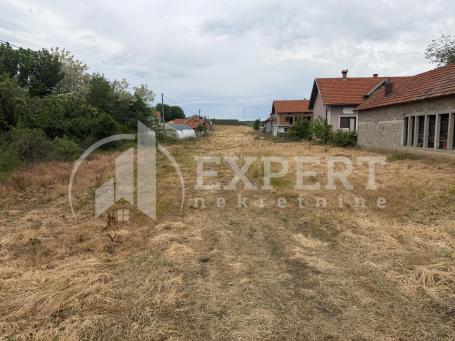 Plac  pored  glavnog  puta  u  Pejkovcu, 48 ari