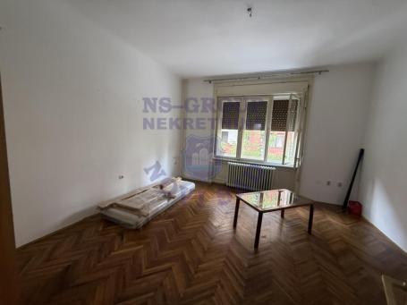 Odličan salonski stan na atraktivnoj lokaciji na keju!