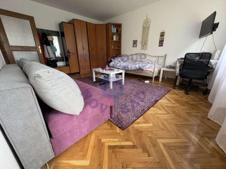 Jednosoban na svega par minuta hoda do pesacke zone!