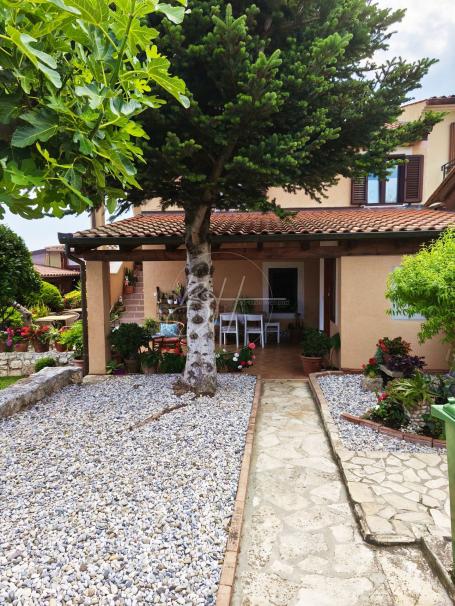 Banjole - kuća s restoranom i apartmanima, 400 m od mora