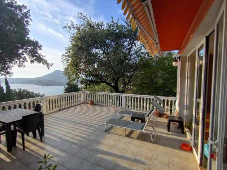 Geräumiges Familienhaus mit Meerblick in Ratac, Bar zu verkaufen