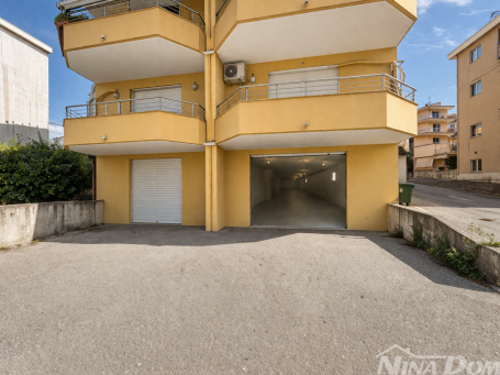 Višenamjenski prostor 55 m² – 2. red od mora – prostrana garaža