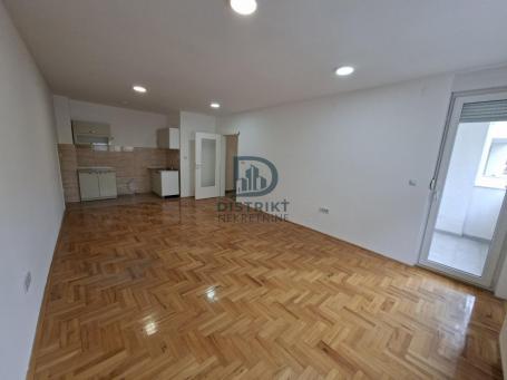 Poslovni prostor u centru sa garaznim mestom