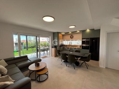 Trogir - Kompletno namještena kuća s prekrasnim vrtom, 112 m2, DUGOROČAN NAJAM