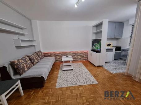 ODLIČNA GARSONJERA SA TERASOM NA BULEVARU CARA LAZARA