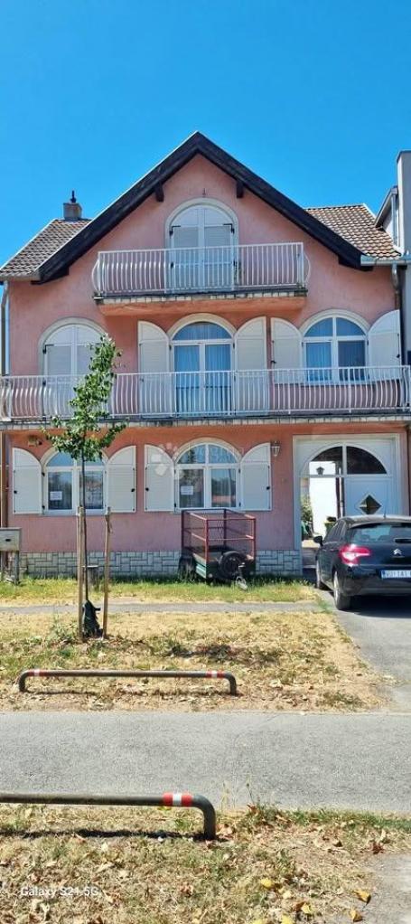 Velika kuća sa tri stana!