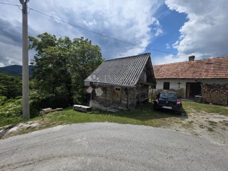 Kamena kuća na brijegu – velika okućnica, pomoćni objekti i građevinsko zemljište