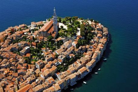 Rovinj, opremljen stan u prizemlju s velikim dvorištem, blizu plaža