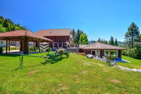 Fužine, Vrata, luksuzna drvena vila s unutarnjim grijanim bazenom i wellnessom