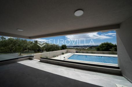 Zadar, Crno, moderan trosoban stan s bazenom, 95 m²