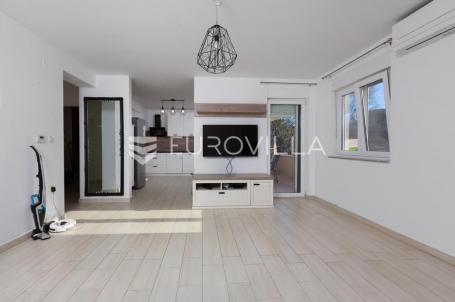 Rijeka, Draga, moderan trosoban stan od 82 m² sa sunčanim balkonom i sjenovitom terasom