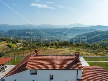 Vila na unikatnoj poziciji s iznimno rijetkim pogledom, Vrh (Istra)