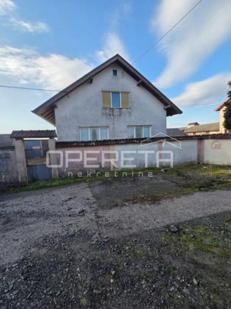 Prostrana kuća s velikim gospodarskim objektima u Repušnici