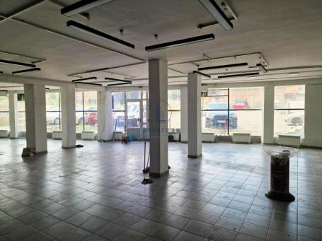 Lokal, Mirijevski bulevar, 700 m2 sa parkingom