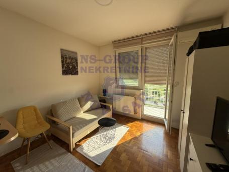 Garsonjera od 25m² na traženoj lokaciji na Novoj Detelinari!