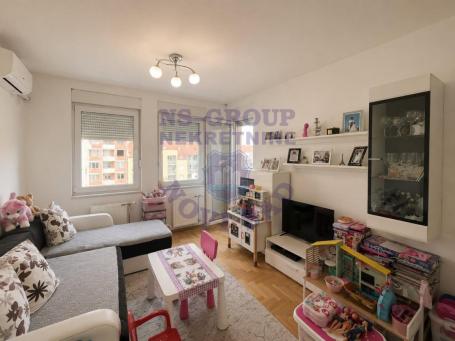 rodaje se svetao i funkcionalan jednoiposoban stan površine 32m². 