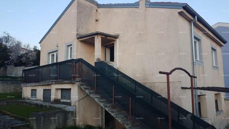 Kuća Pula!  Kuća s dva stana i velikim vrtom. Blizina Mup-a. 