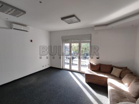 Izdaje se odličan poslovni prostor u centru Niša, 70m2