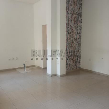 Izdavanje - prizemlje poslovnog objekta u Kragujevcu,  u samom centru, 43 m2