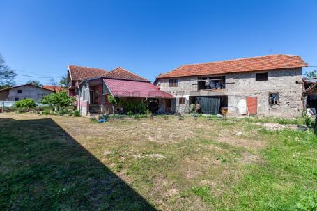 Kuća 80m2 sa dva pomoćna objekta na placu od 14 ari u Krušcu