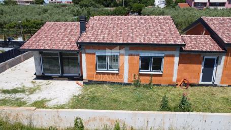 Poreč, okolica, elegantna prizemnica u nizu 