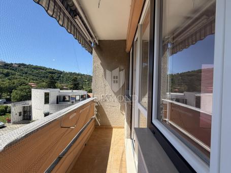 Labin, renoviran stan u centru s terasom