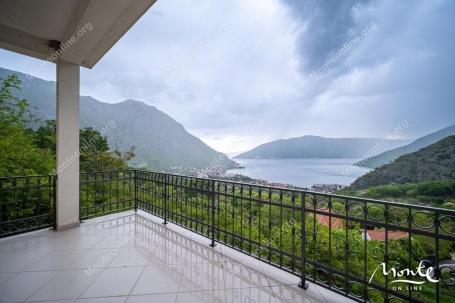 Kuća u Risnu s panoramskim pogledom na zaljev