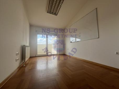 Petosoban stan na Bulevaru oslobođenja – lepo renoviran, delimično namešten 234m