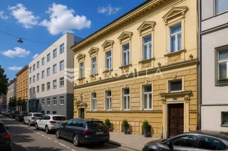 Zagreb, strogi centar, veći dio zgrade 1.235 m², idealno za polikliniku ili uredski