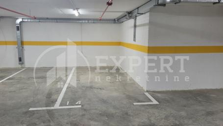 Izdaje se garažno mesto u centru Niša, 11m2
