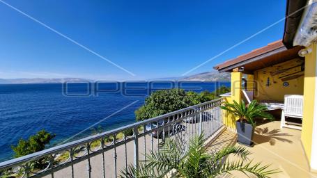 Kuća s 4 apartmana, pogled na more, 1. red do mora, plaža, 216 m2, Senj