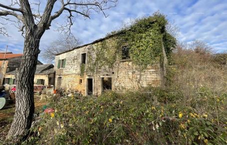 Kuća Prodaja - kamena istraska kuća za renovaciju s velikim zemljištem, Oprtalj!