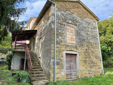 Kuća Prodaja- kamena istarska kuća s građevinskim zemljištem, u manjem mjestu, blizina Buzeta!