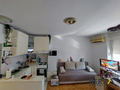  KOMPLETNO NAMEŠTENA GARSONJERA, CENTAR
