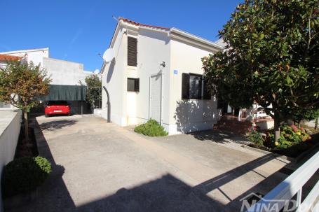 Dvojna kuća 60m od mora – vaš mediteranski raj na Viru!