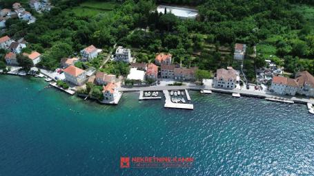 Autentična kamena kuća sa velikim placem, 50m od mora, Boka Kotorska, Stoliv