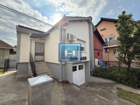 Izdaje se kuća od 42 m² u zajedničkom dvorištu u mirnom delu grada