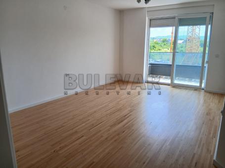 Izdaje se nenamešten troiposoban stan 85m2, Ledena stena-kružni tok