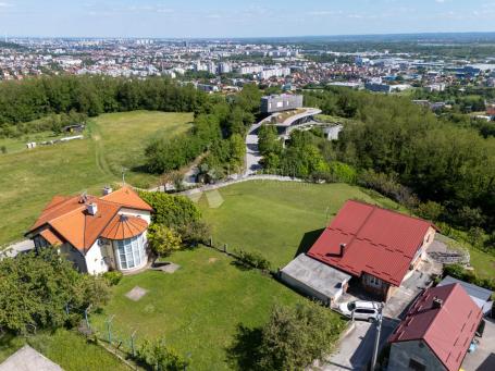 Ekskluzivna kuća u Gajnicama – 3 stana, garaža za 2 auta i veliko dvorište
