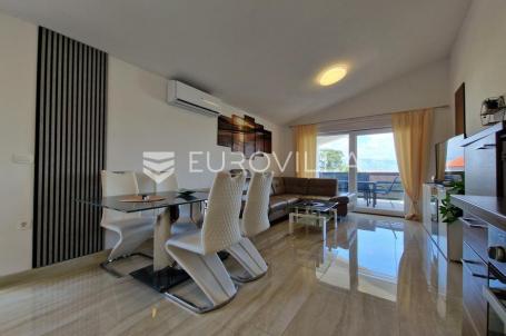 Vir, moderan trosoban apartman u centru Vira, 600 m od plaže