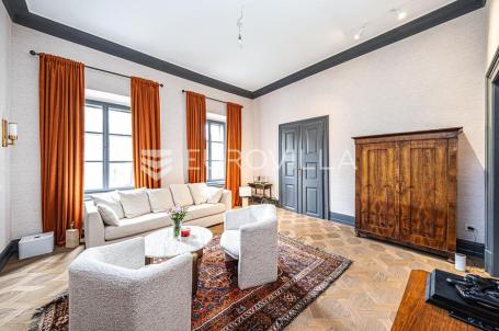 Zagreb, Gornji Grad, luksuzan peterosoban stan 260 m² u palači s atrijem