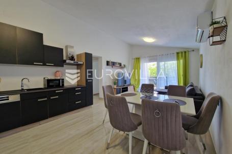 Vir, elegantan trosoban apartman u centru Vira, 600 m od plaže