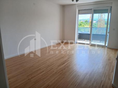 Izdaje se nenamešten troiposoban stan 85m2, Ledena stena-kružni tok