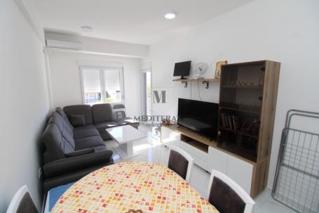  Bijela, odličan jednosoban stan površine 45m2 u zgradi novije gradnje. 