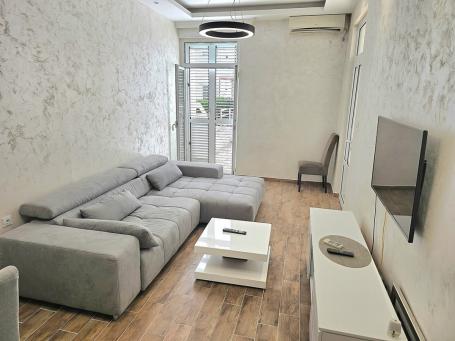 Renoviran dvosoban stan sa dvorištem, Golubovina, Budva