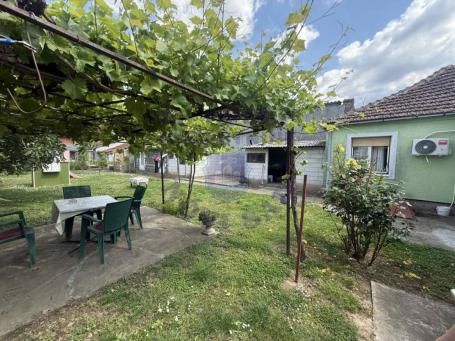 Predstavljamo vam odličnu prizemnu kuću u neposrednoj blizini centra Veternika!