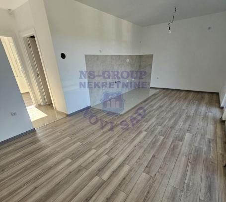 U ponudi je savremena kuća novije gradnje smeštena u vikend naselju Ležimir!
