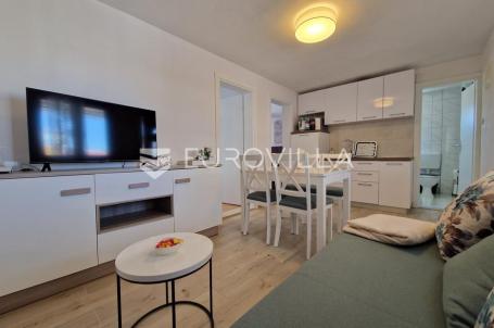Vir, simpatičan trosoban apartman svega 80 m od plaže s prostranom terasom