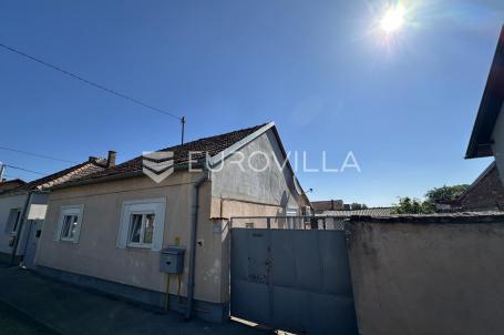 Vukovar, Sajmište, kuća s velikom parcelom 674 m²