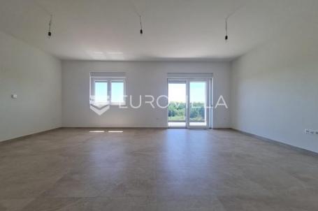 Vir, komforan trosoban apartman u centru otoka, novogradnja